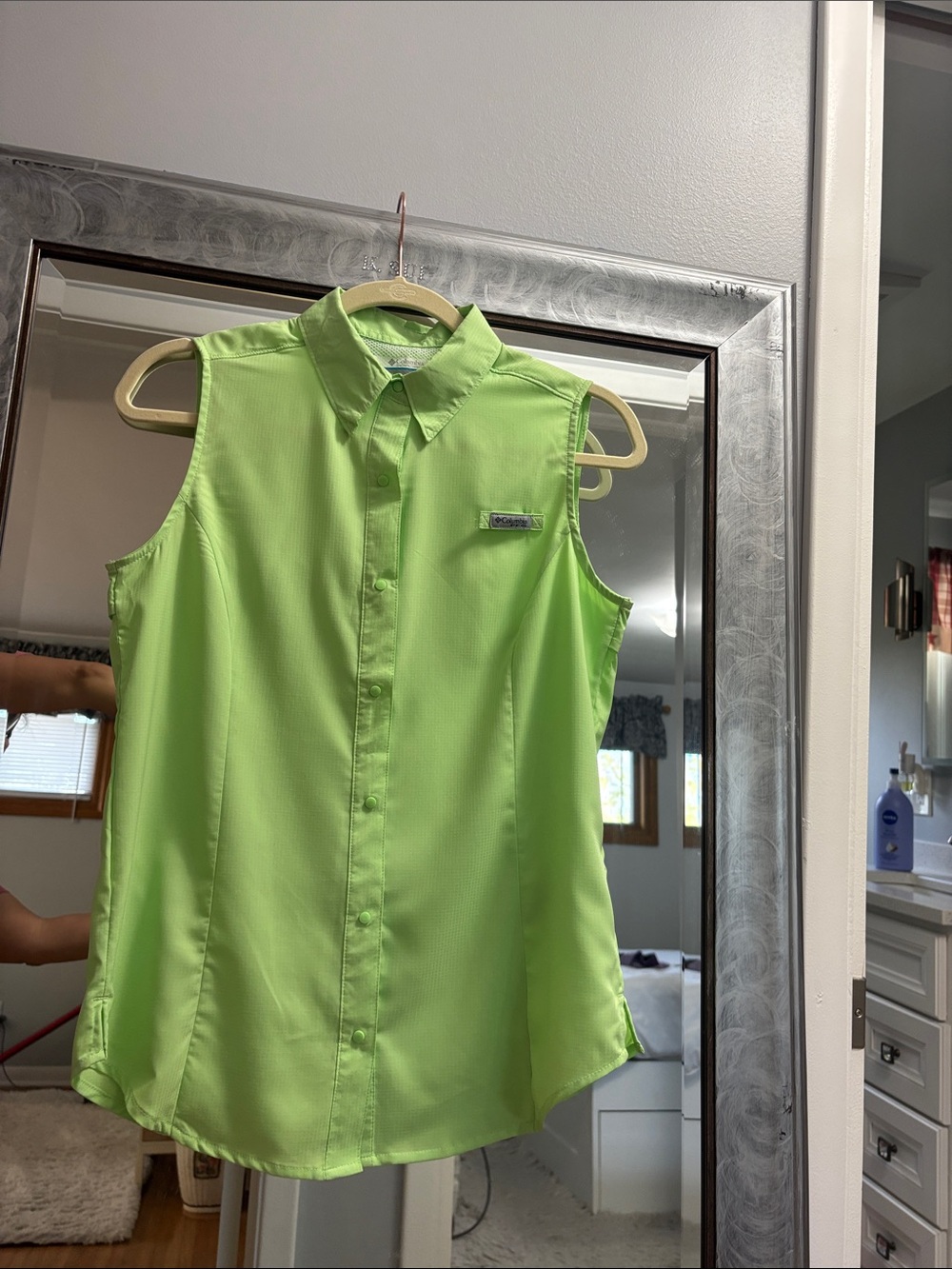 Columbia women Sleeveless Button-Down Shirt - Neon Lime